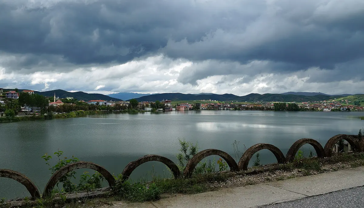 Belsh town lake with its promenade